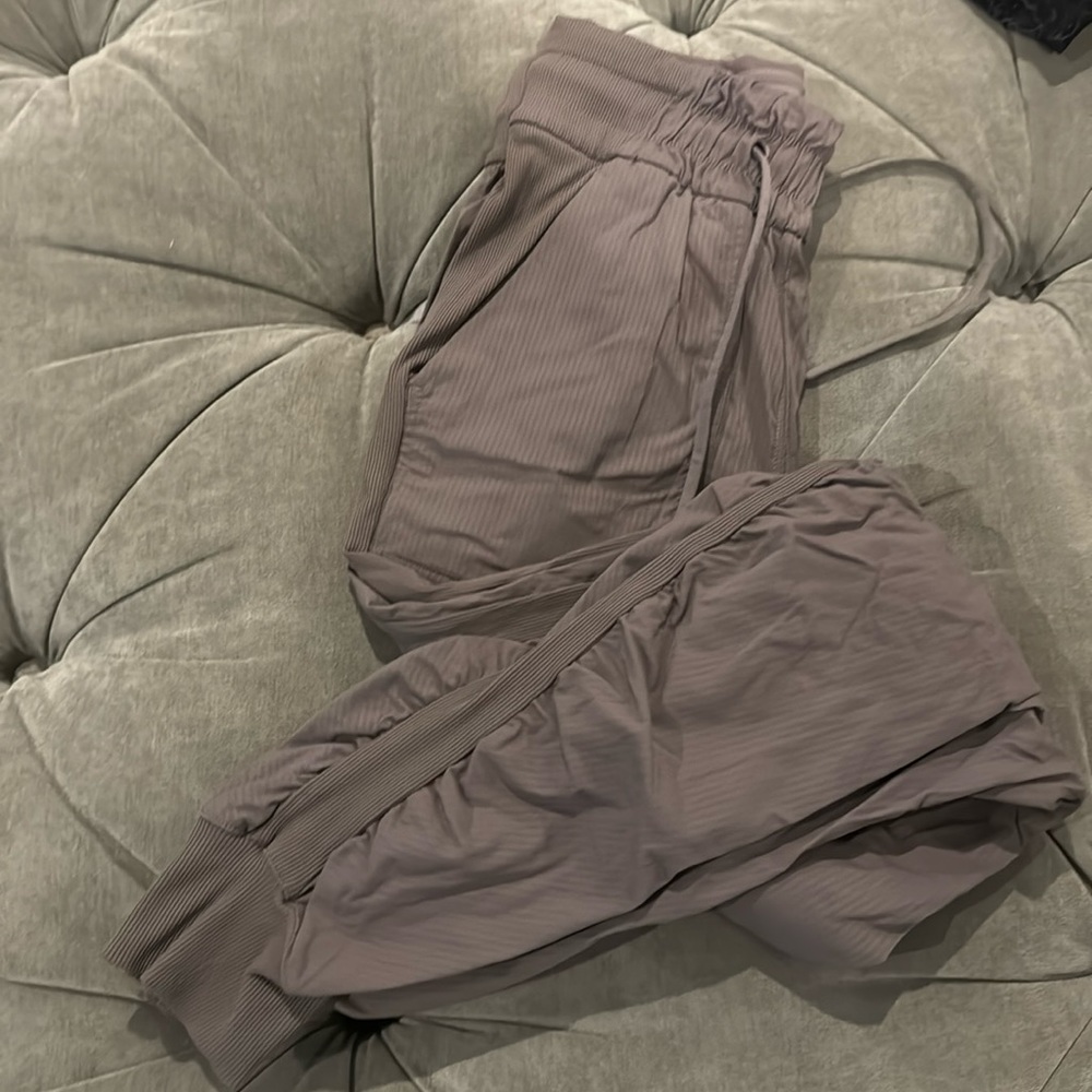 Tan women’s jogger size 2 Lulu